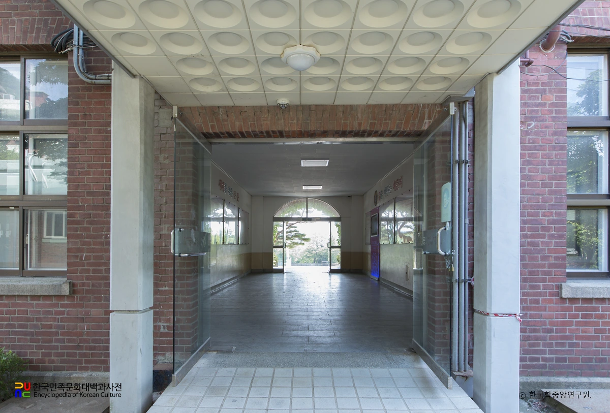 서울 경기상업고등학교 본관 입구