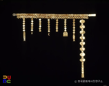 서봉총 출토 금제과대, 요패