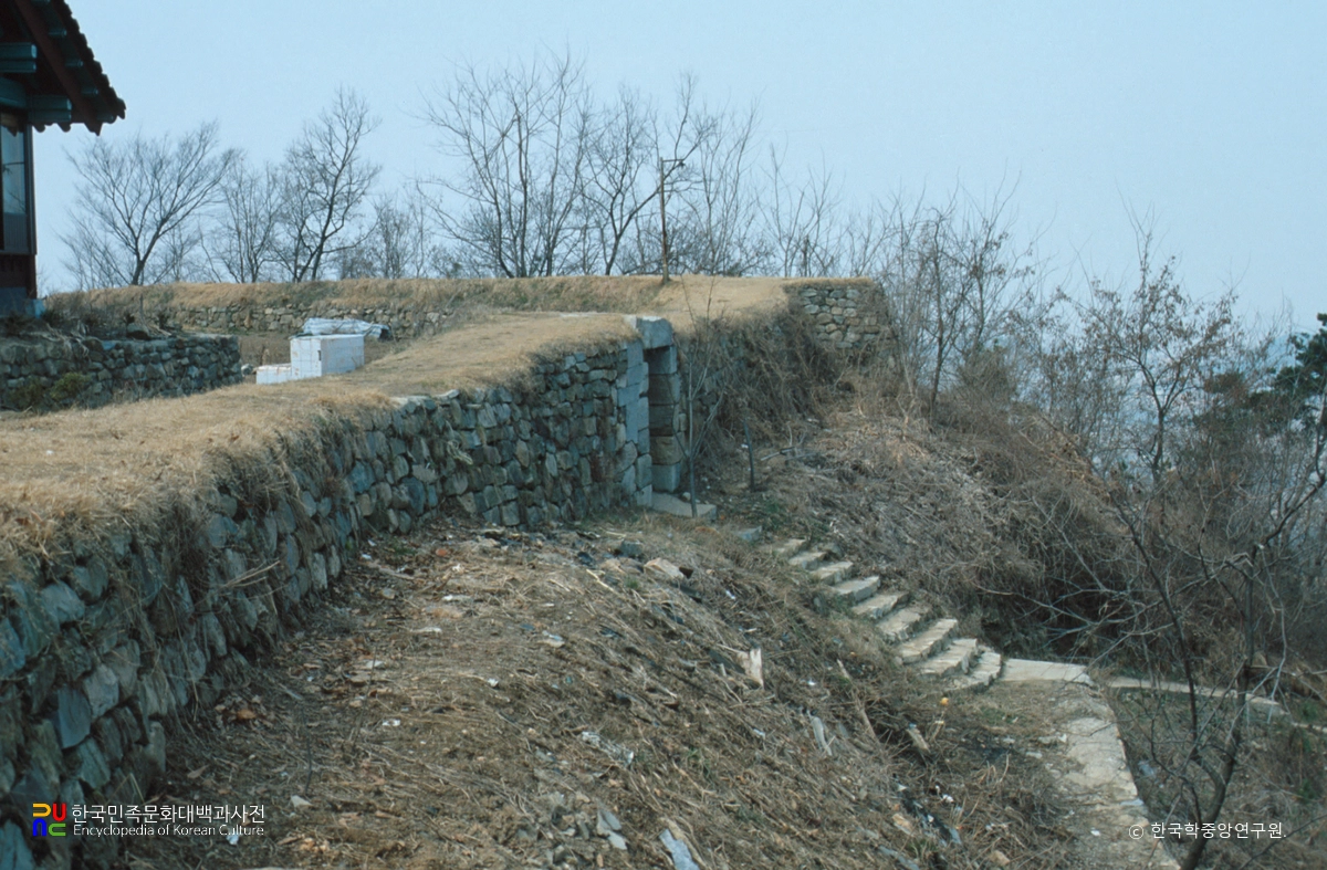 오산 독산성과 세마대지 중 독산성 성문