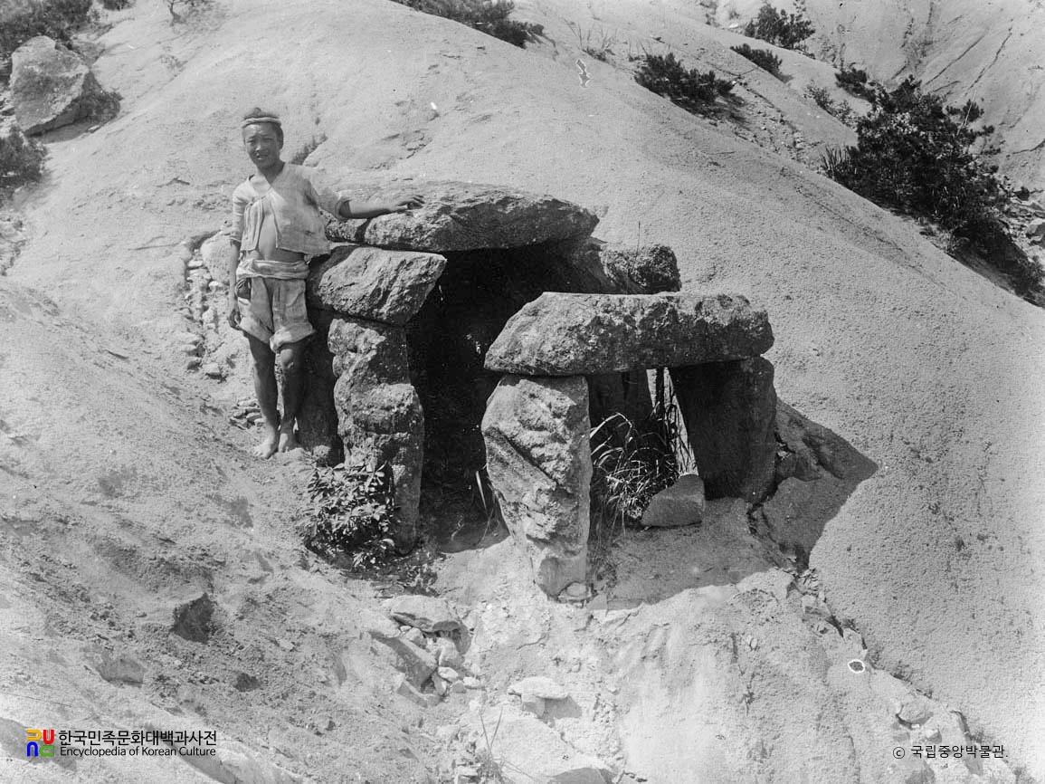 부여 능산리 고분군 중 노출된 석실