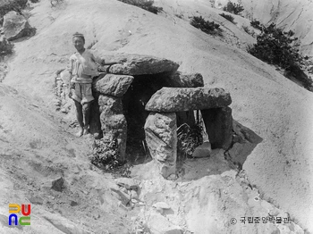 부여 능산리 고분군 중 노출된 석실