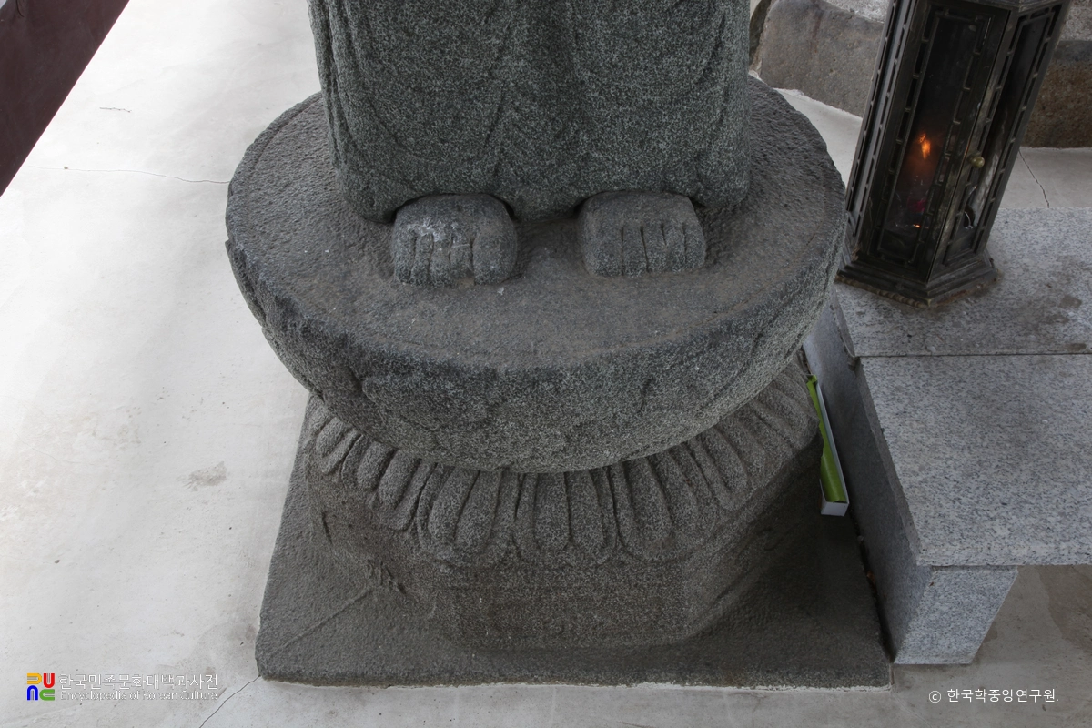 함안 대산리 석조삼존상 중 우협시의 대좌