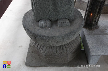 함안 대산리 석조삼존상 중 우협시의 대좌