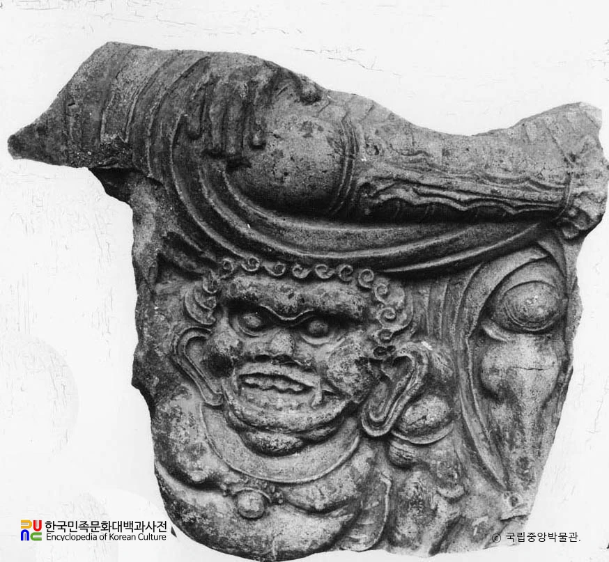 사천왕사지 출토 채유사천왕상전편과 경주 구황동 출토 전편