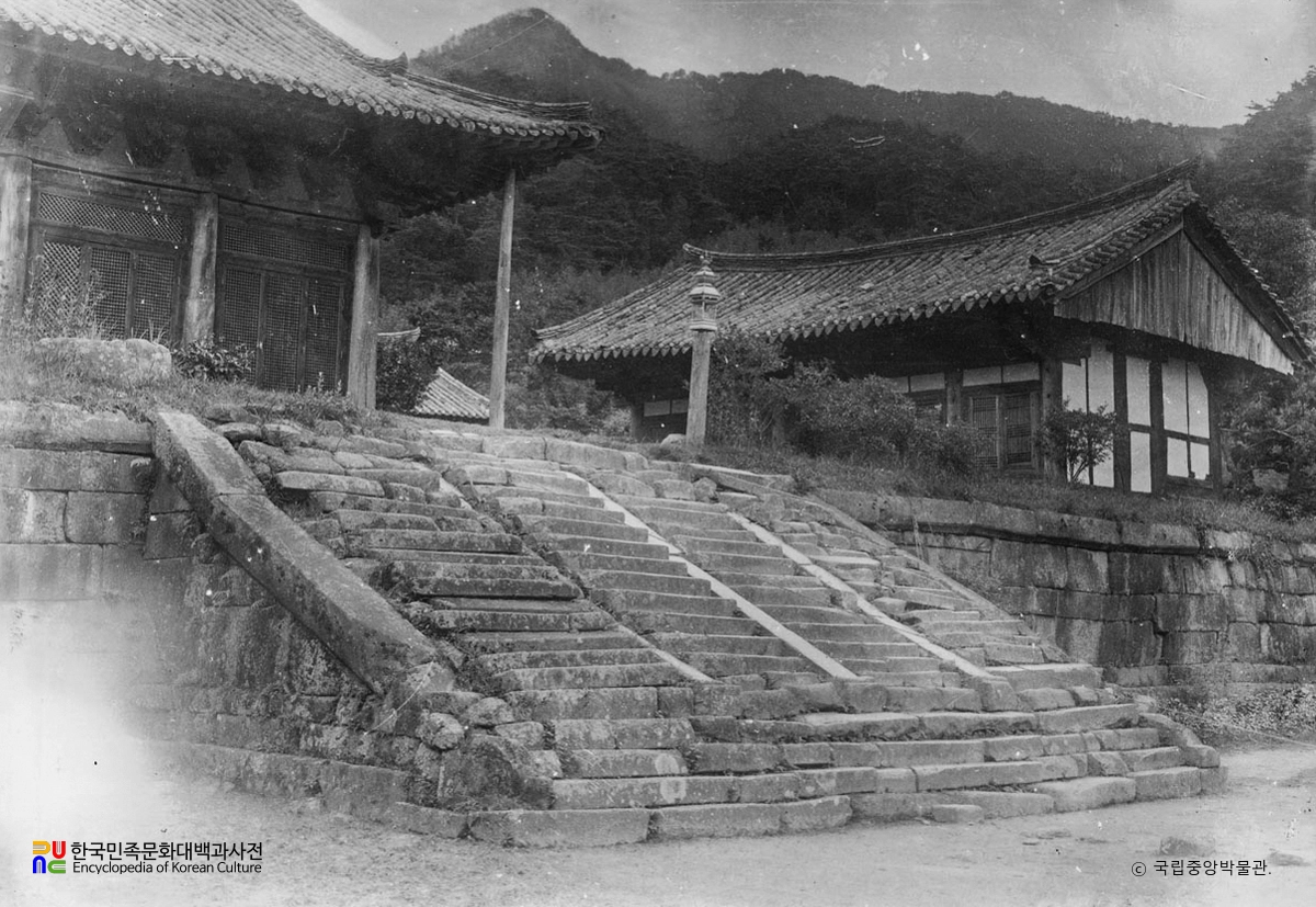 구례 화엄사 대웅전 앞 석계 정측면