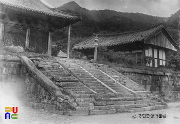 구례 화엄사 대웅전 앞 석계 정측면