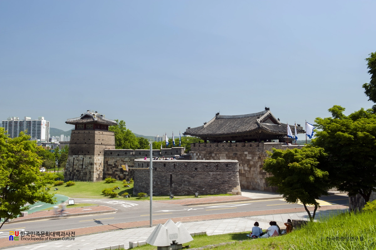 수원 화성 화서문과 서북공심돈 전경