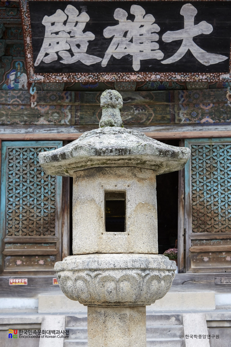 경주 불국사 대웅전 앞 석등 화사석