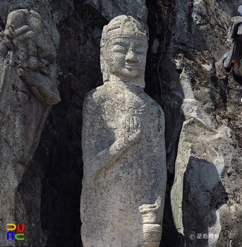 경주 서악동 마애여래삼존입상 중 관음보살