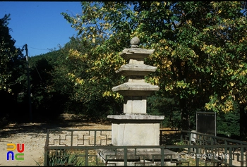 영동 영국사 삼층석탑 우측면