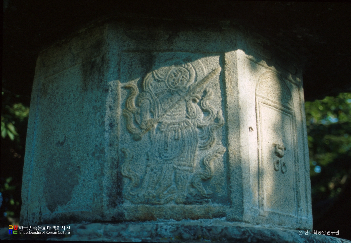 남원 실상사 수철화상탑 우측 사천왕상