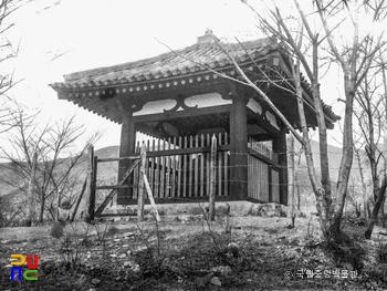 창녕 진흥왕척경비 비각 정면