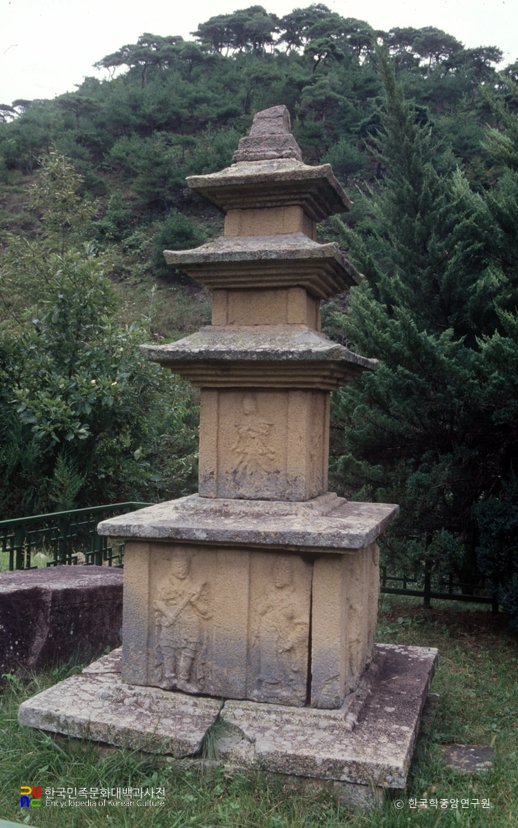 의성 관덕리 삼층석탑 정측면