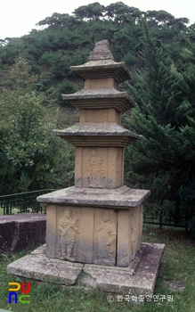 의성 관덕리 삼층석탑 정측면