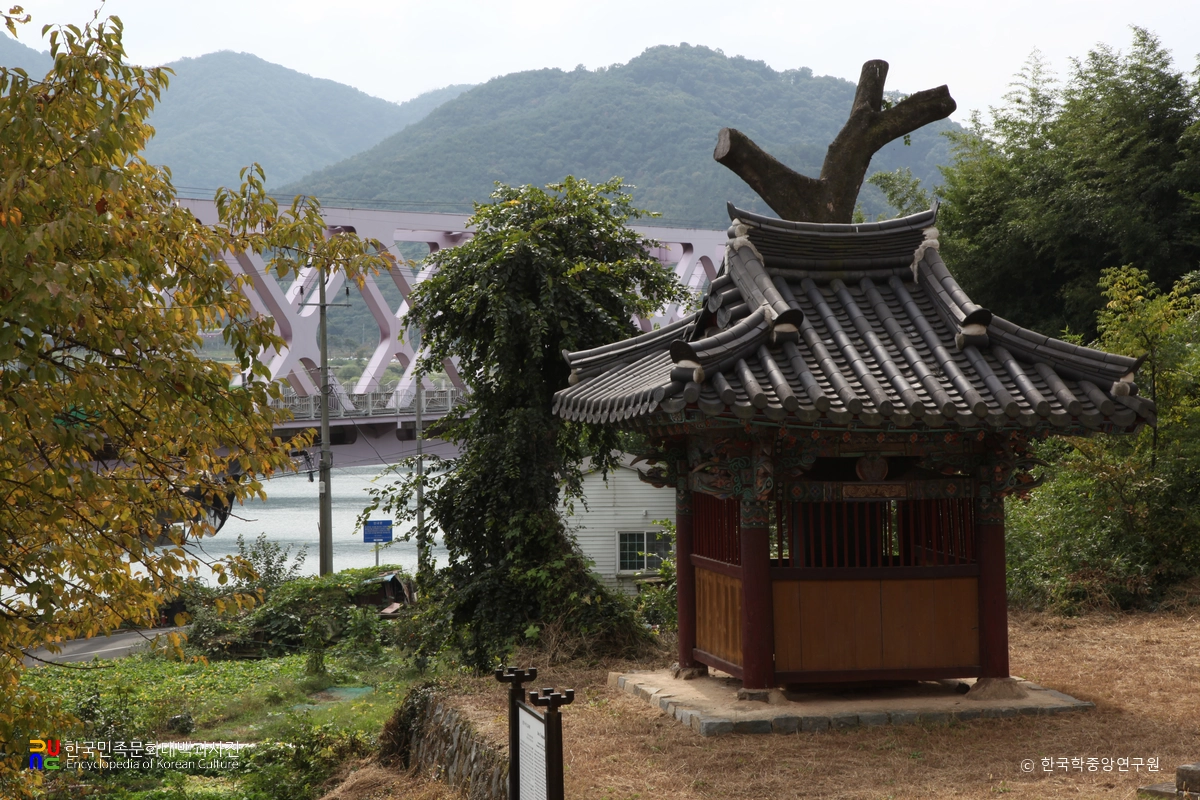 밀양 삼강서원 삼강사비각 정측면