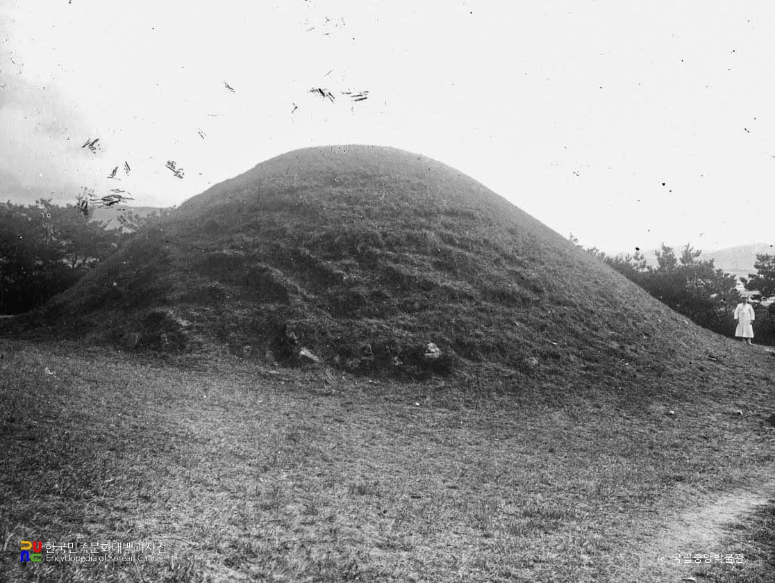 경주 신라 효소왕릉 측면