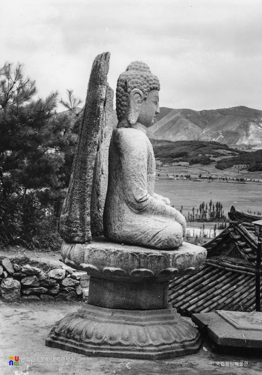 경주 남산 미륵곡 석불좌상 측면