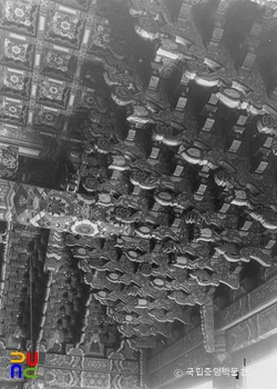 강원 고성 유점사 중 능인보전 천장과 내부 가구