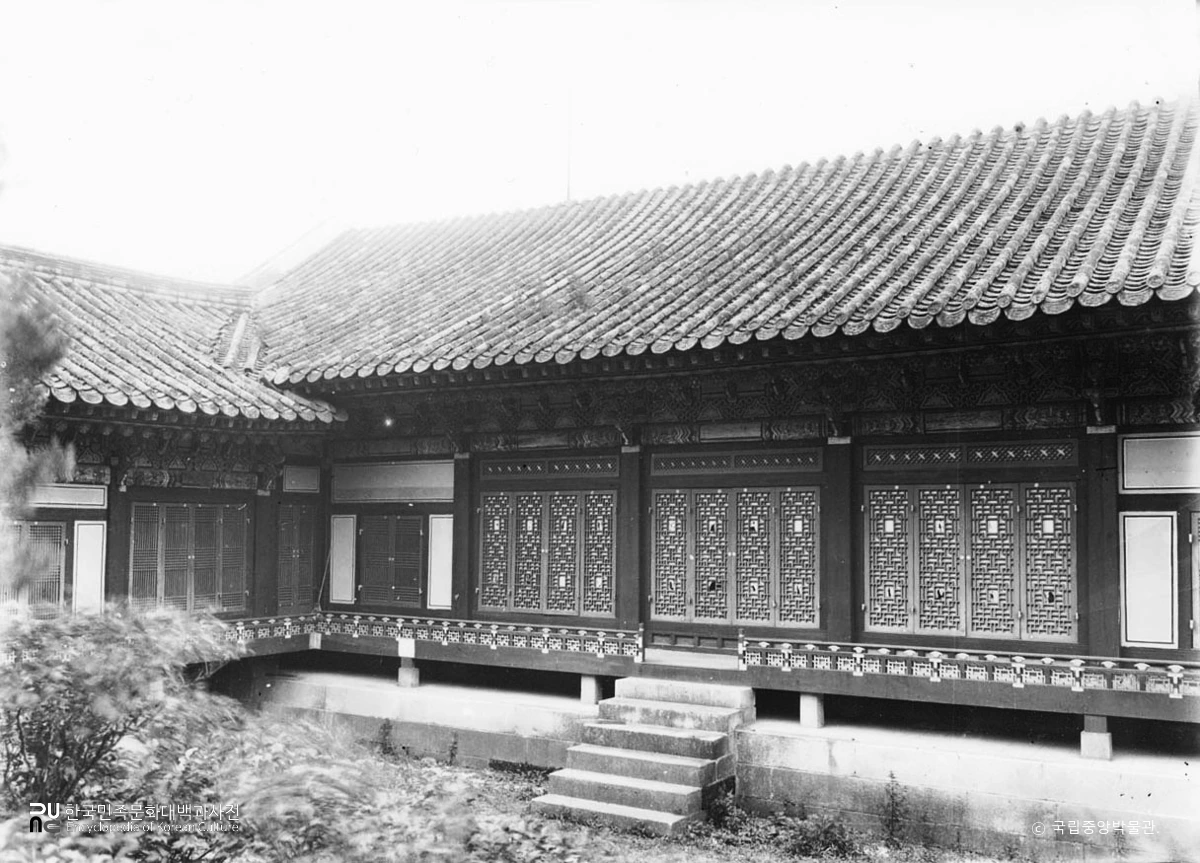 서울 경복궁 중 교태전 후면과 건순각 일부