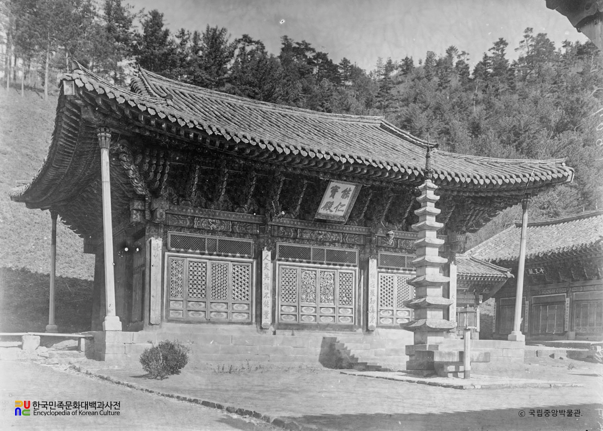 강원 고성 유점사 중 능인보전 정측면