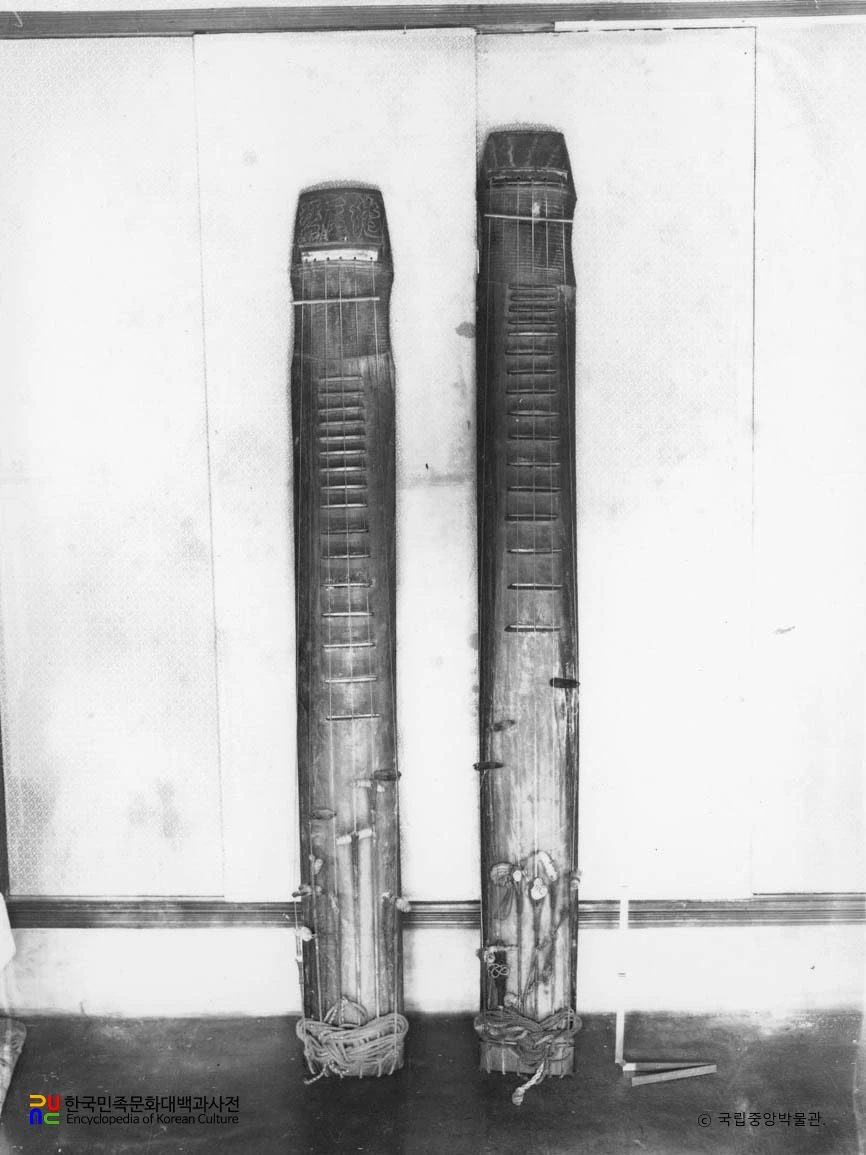 평양 기생학교의 거문고