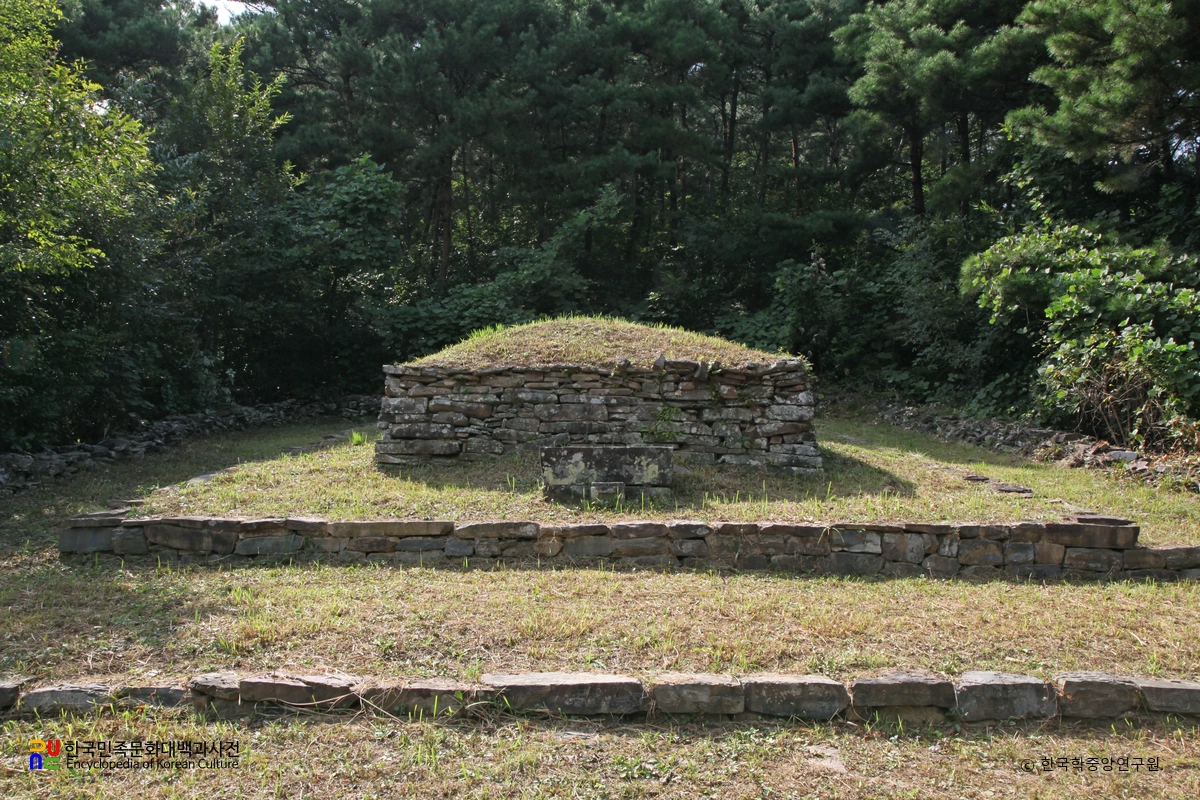 함안 유원리 윤환 묘역 전경