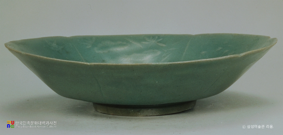 청자 양각연지어문 화형 접시