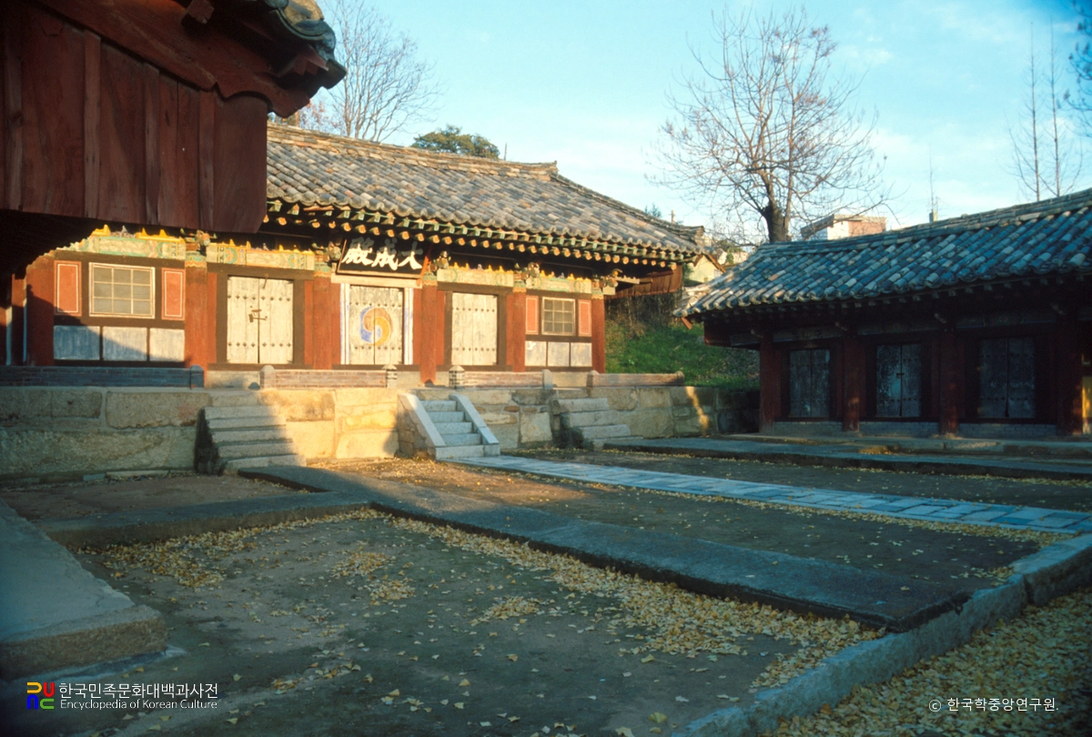 부산 동래향교 대성전 정측면