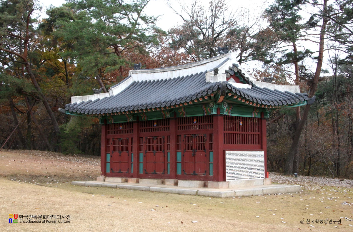 구리 동구릉 중 조선 영조와 정순왕후 원릉 비각 정측면