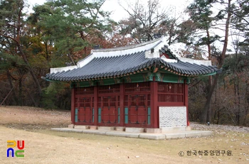 구리 동구릉 중 조선 영조와 정순왕후 원릉 비각 정측면