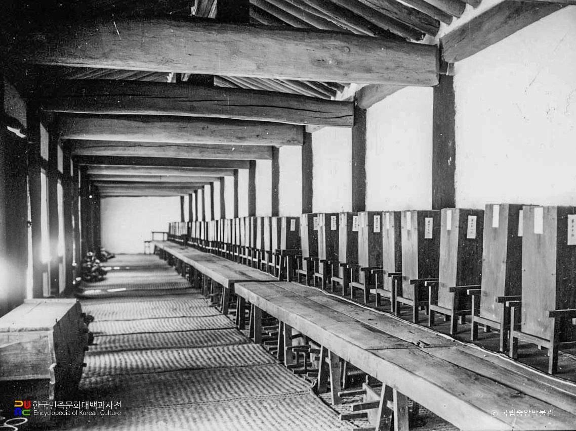 개성 성균관 중 동무 내부
