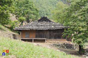 삼척 신리 소재 너와집 정면