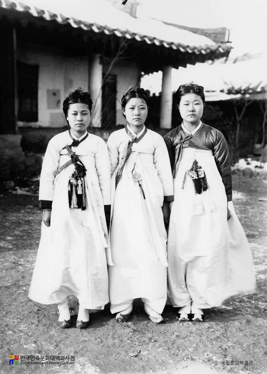 평안북도 자성군 정장차림 부인(여자)