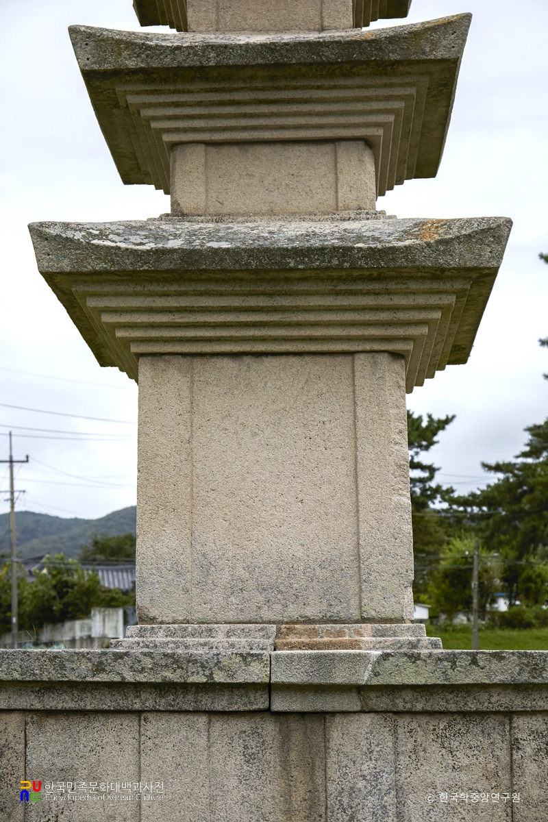 경주 마동 삼층석탑 1층 탑신부 정면