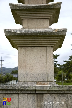 경주 마동 삼층석탑 1층 탑신부 정면