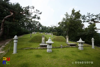서울 조선 연산군 묘 내 능양위 구문경과 휘신공주 묘 전경