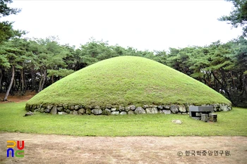 경주 신라 선덕여왕릉 정측면