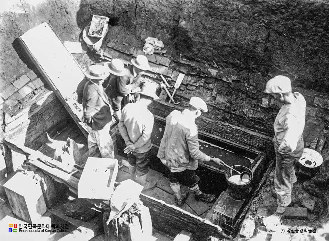 평안남도 대동군 정백리 127호분 동관 발굴 광경