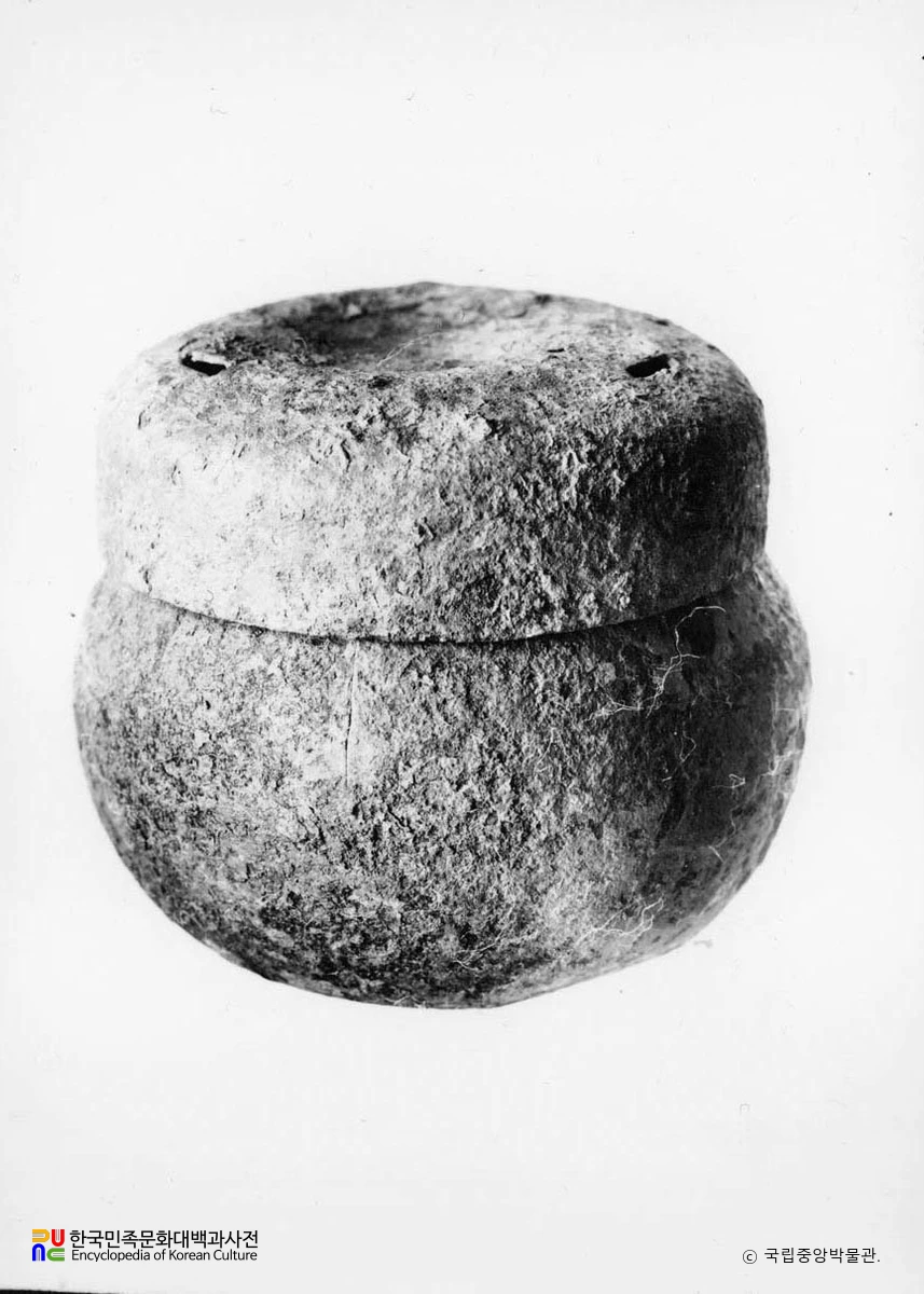 평북 강계 길다동 출토 철제합