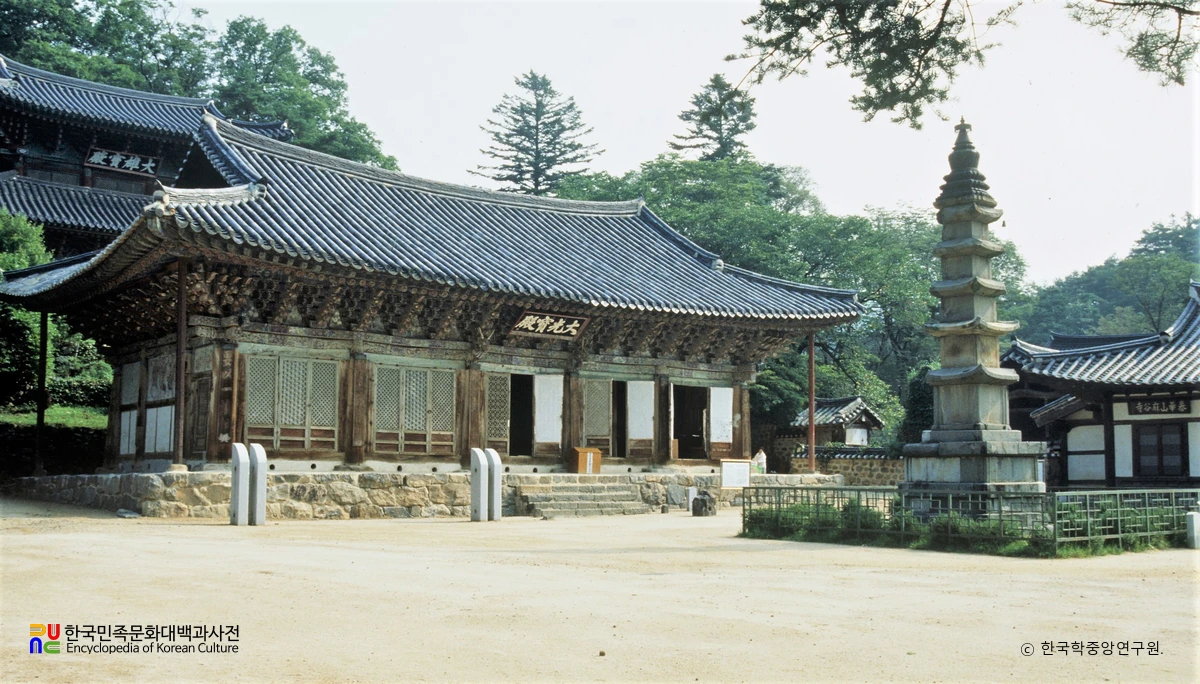 공주 마곡사 대광보전 정측면