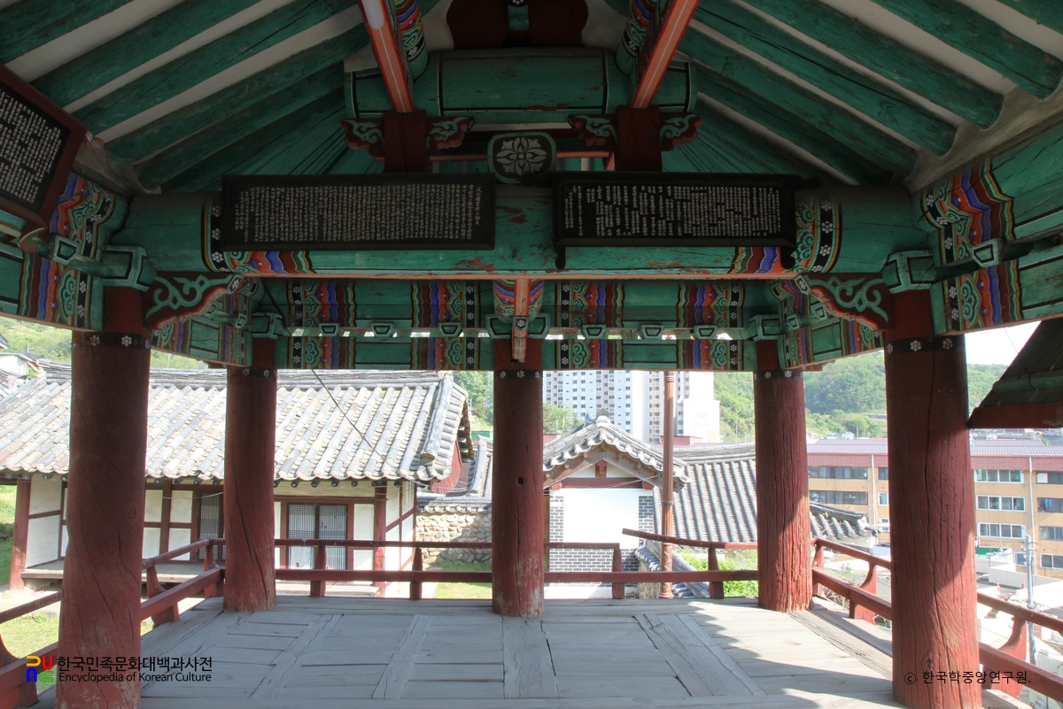 진주 진주향교 중 풍화루 내부