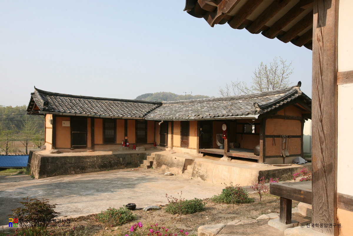상주 함창향교 고직사 정측면