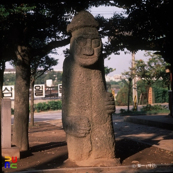 제주 삼성혈 입구 돌하루방 정면