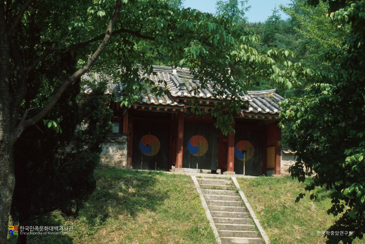 용인 충렬서원 정측면