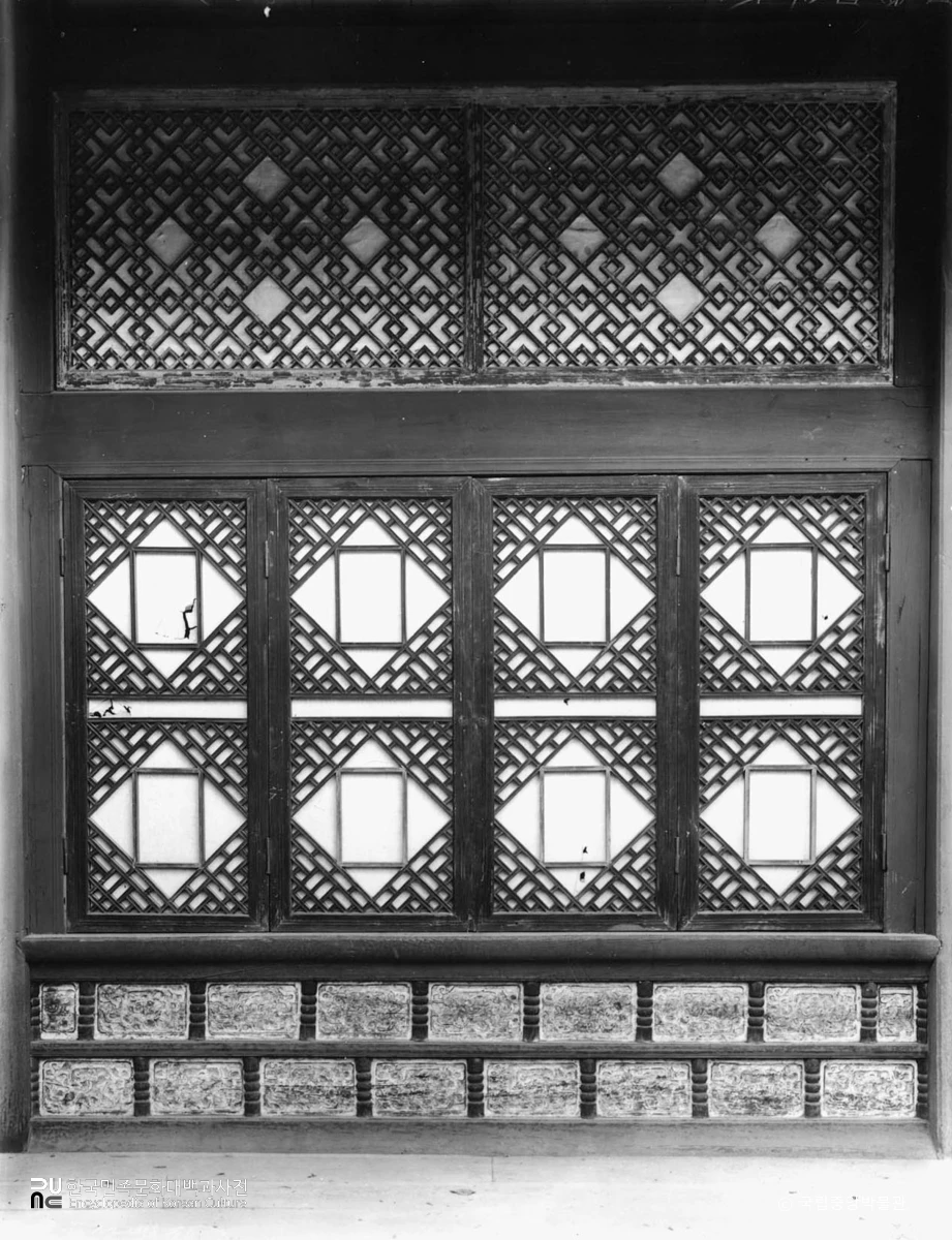 서울 경복궁 중 집옥재의 전면 문살과 창살