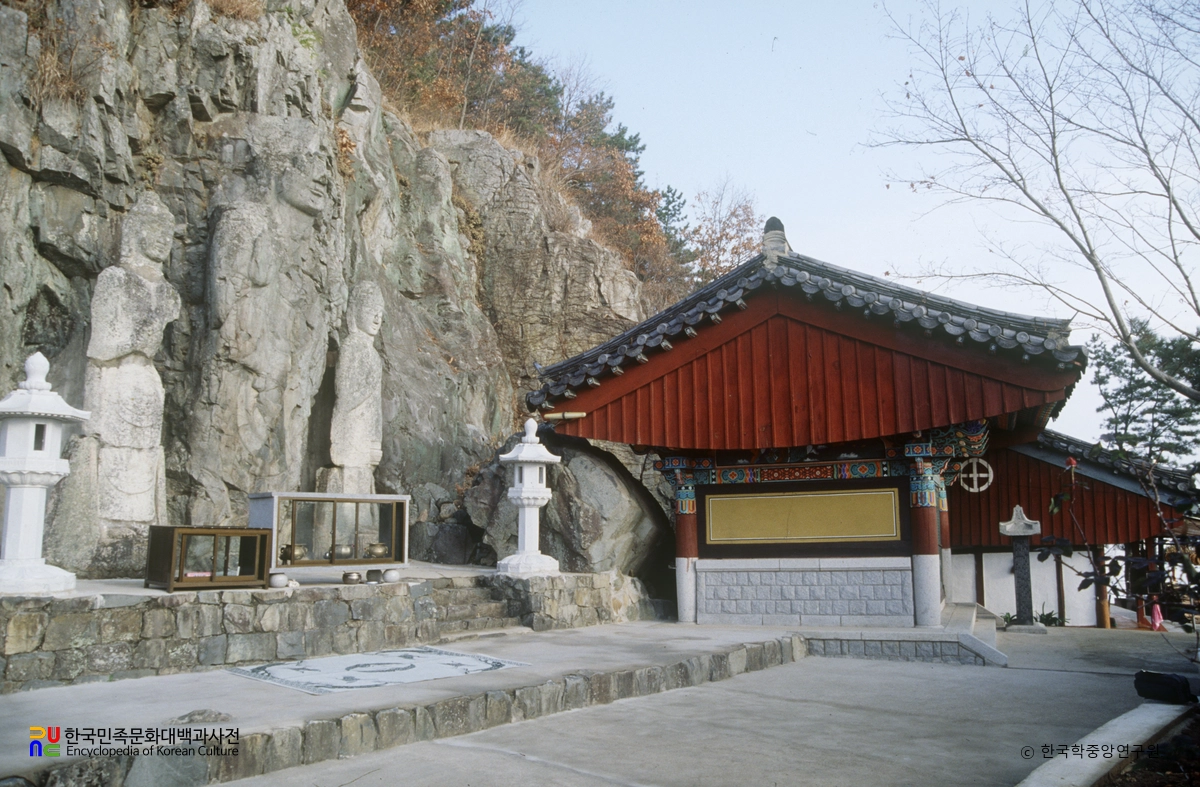 경주 서악동 마애여래삼존입상
