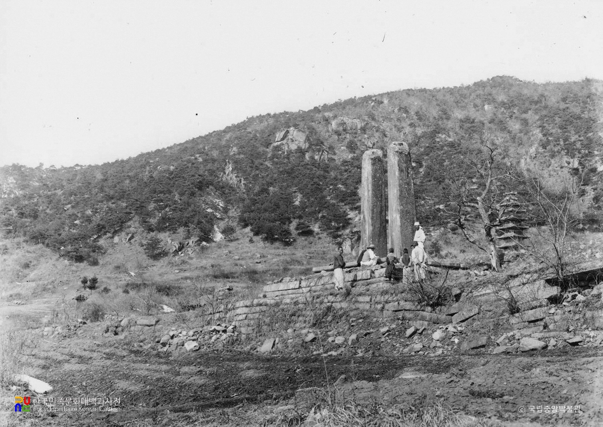 장풍 현화사지 당간지주와 칠층석탑 전경