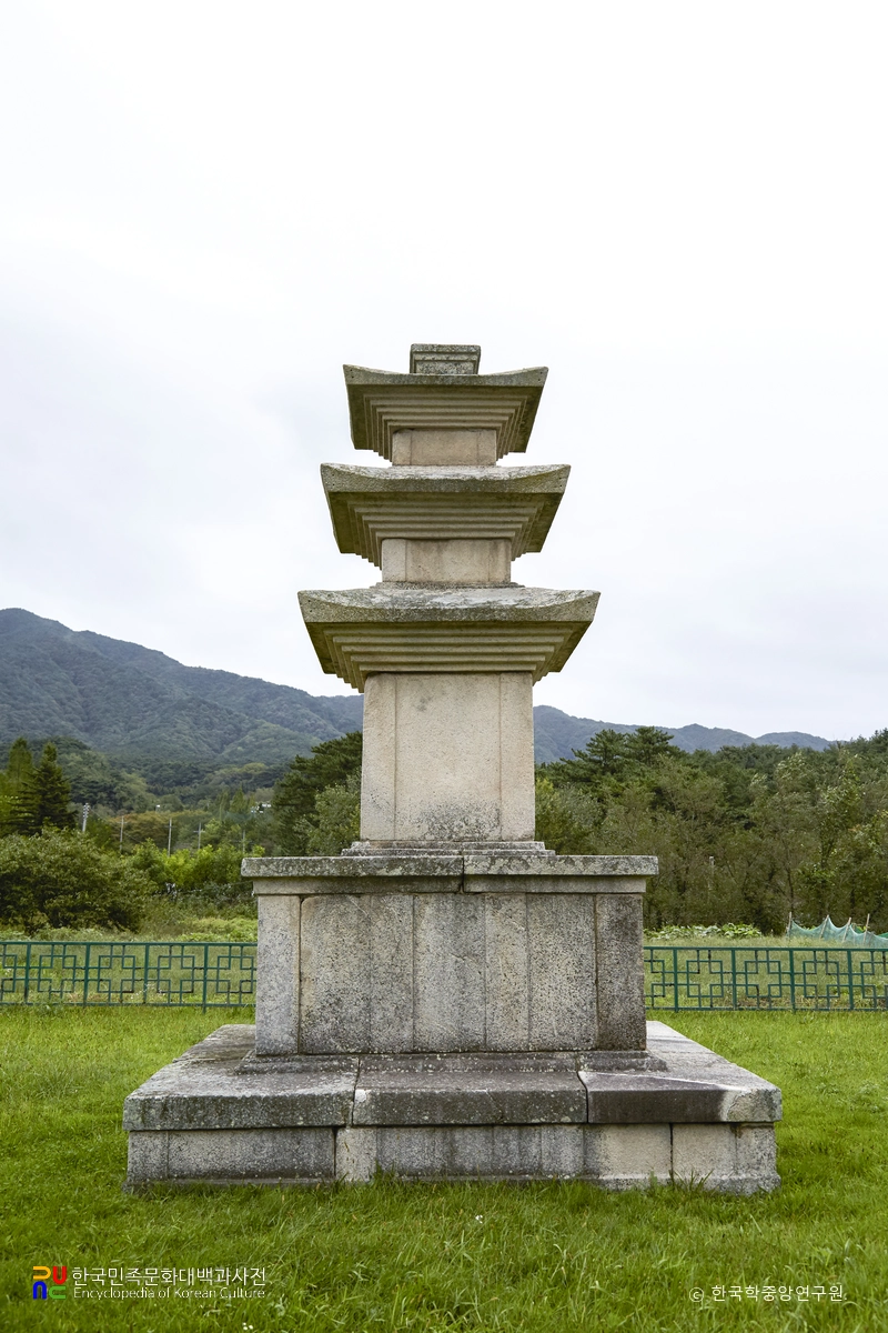 경주 마동 삼층석탑 우측면