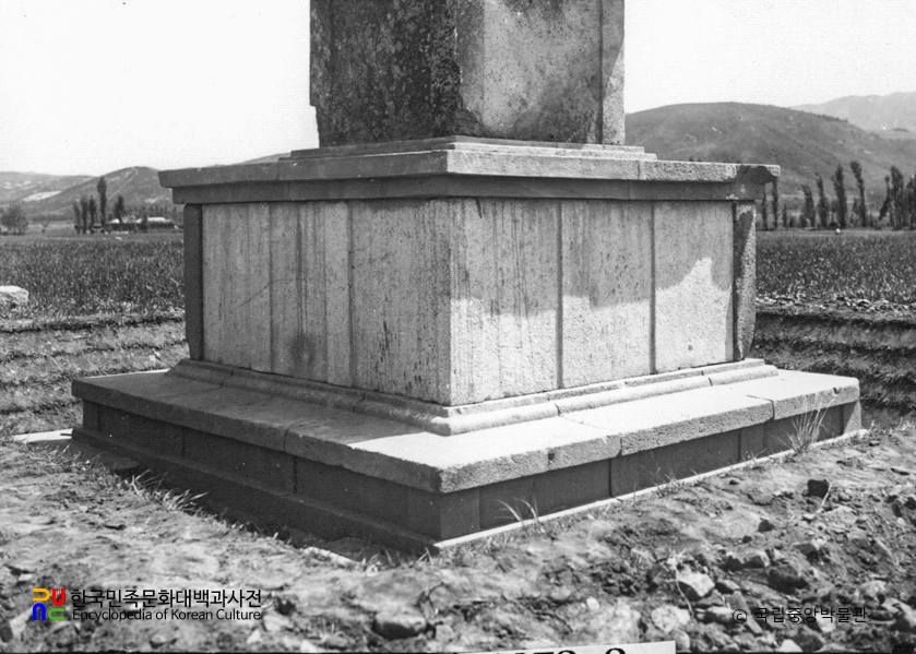 경주 천군동 동ㆍ서 삼층석탑 중 동삼층석탑 기단부 남서면