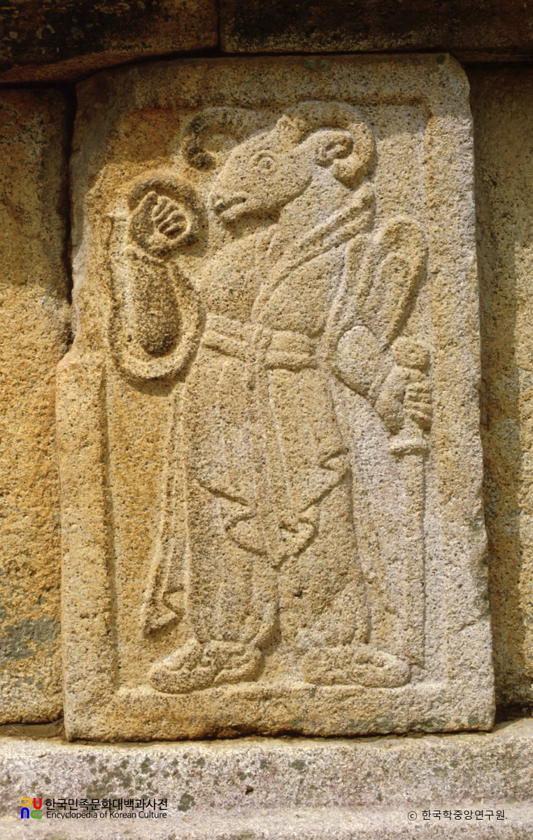 경주 김유신묘의 십이지신상 중 양상 정면